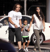 组图：杰克逊长子与女友逛街 见狗仔忙扮鬼脸