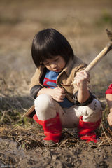 组图：《爸爸去哪儿》抓泥鳅 萌娃瞬间变泥孩儿