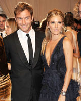 高清组图：纽约大都会庆典 西耶娜裘德-洛相伴亮相