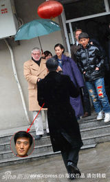 幻灯图集：黄圣依拍戏与老外闲聊 杨子默默擦肩而过