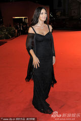 组图：《炎夏》发布会 贝鲁奇裹身黑裙秀玲珑曲线