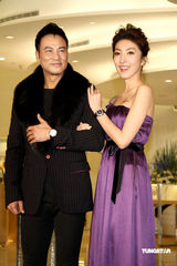 幻灯图集：妩媚杨谨华搭档成熟任达华 代言名表