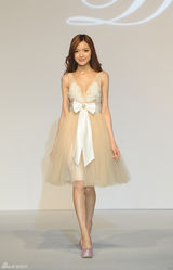 组图：叶熙祺时装秀场真空上阵演绎极致诱惑