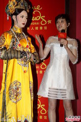 组图：孙俪出席甄嬛蜡像揭幕 栩栩如生赞不绝口