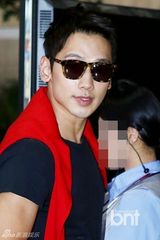 组图：韩星Rain现身机场飞上海 红衫红鞋抢眼