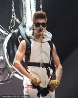 组图：帅气比伯背巨型翅膀 天使造型从天而降