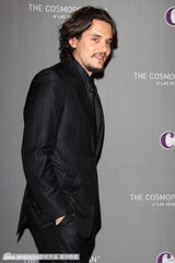 组图：斯佐尔邓斯特等出席新年派对 靓女型男争艳  