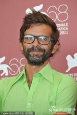 组图：《梅子鸡之味》记者会 女演员豪放转裙露底裤