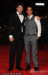 组图：电影《萨尔》首映 男演员Val Lauren大玩自拍