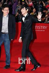 组图：釜山电影节开幕 李准着黑色西服帅气亮相