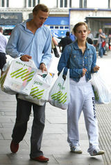 高清组图：“赫敏”艾玛与男友悠闲逛街 买食谱欲展厨艺 