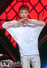 组图：SJ-M成员Henry热唱 EXO秀劲爆狼舞