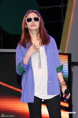 组图：萧亚轩昆凌等港台百位明星同台为公益开唱