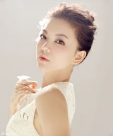 组图：李湘唯美大片素朵白裙轻诉秋日私语