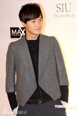 幻灯图集：王菲再现招牌烟熏妆 刘嘉玲黄色唐装雷人