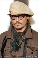 组图：约翰尼-德普亮相新片记者会 女主角花枝招展