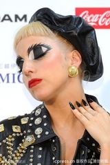 组图：Lady Gaga画雷人眼妆 踩超高铆钉鞋亮相