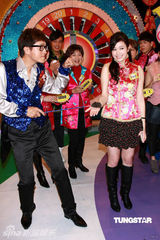 幻灯图：嫩模邝敏慧《财神到》遭林韦辰打屁股