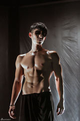 组图：吴建豪MV半裸秀人鱼线 动感舞姿壮硕腹肌