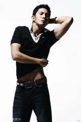 组图：立威廉写真露腹肌 彰显阳刚本色