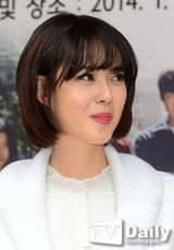 组图：高雅拉拄拐亮相签名会 剪刀手卖萌不断