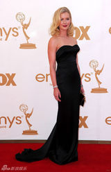 组图：艾美奖红毯 格雷琴-莫尔红唇冶艳复古妖娆