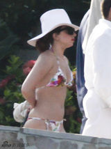 组图：LadyGaga狂甩赘肉 碎花比基尼清凉度假