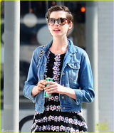 组图：海瑟薇穿印花短裙与老公挽臂享温暖午后