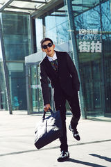 明星爱街拍：井柏然扮酷耍帅 冬日阳光下如少年