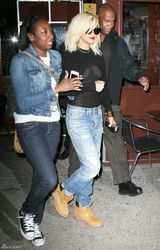 高清组图：蕾哈娜透视装出街 爆乳凸点不惧走光