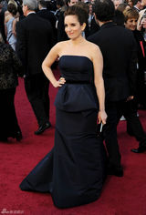 高清组图：奥斯卡红毯蒂娜-菲身着礼服婉约动人