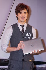 组图：陈柏霖视频聊天维系感情 工作中过白色情人节