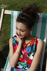 组图：张歆艺伦敦休闲写真 慵懒小女人风情