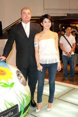 高清：杨采妮内地拍戏水土不服 小露香肩明显消瘦