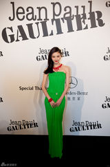 组图：景甜翠绿抹胸裙亮相秀场风情万种