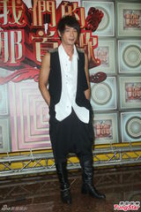 组图：黄品源婚变后首现身 激动落男儿泪