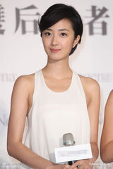 组图：桂纶镁陈妍希首次同场代言 相互欣赏不怕PK