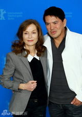 组图：电影《绑架》发布会 法国女星伊莎贝尔亮相