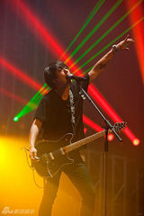 组图：CNBLUE首尔个唱落幕 男歌迷紧追随