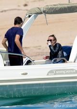 凯拉-奈特莉与老公度蜜月 痴缠紧贴当众热吻