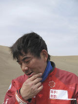 组图：任贤齐体验环塔拉力赛路况 训练受伤下巴流血 