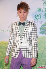 组图：香港舞台剧奖颁奖礼 黄秋生教张敬轩减压