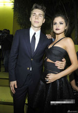 组图：赛琳娜黑唇亮相秀场 爆乳性感与帅哥热聊