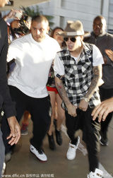 组图：比伯再添脑残事 机场被拘释放吐舌扮无辜