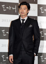 高清组图：孔侑郑柔美《熔炉》试映 情侣装亲密亮相