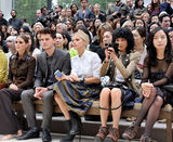 组图：张曼玉亮相伦敦时装周 帅气装扮看秀