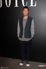 组图：众星出席新店开幕 Angelababy黑色透视秀身材