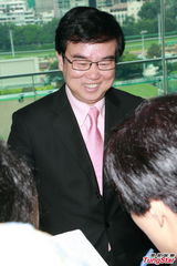 组图：黄百鸣代言不计酬金 贺岁片开始筹拍