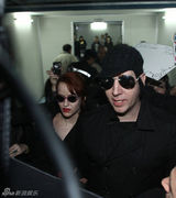 组图：玛丽莲曼森素颜抵台 女友手牵手爱相随