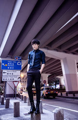 组图：李炜香港街景写真 潮装上阵时尚范儿